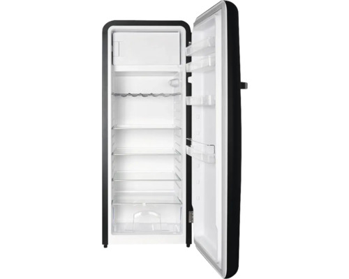 Vue intérieure d'un réfrigérateur avec des étagères et des compartiments de porte