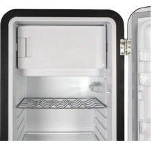 Intérieur d'un réfrigérateur avec clayette à bouteilles