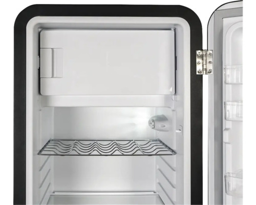 Intérieur d'un réfrigérateur avec clayette à bouteilles