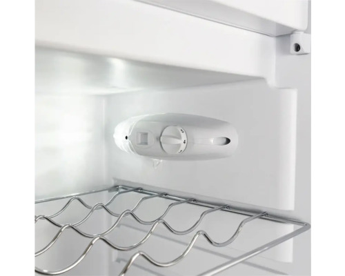 Intérieur d'un réfrigérateur avec thermostat et clayette