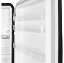 Vue intérieure d'un réfrigérateur avec des compartiments de rangement transparents dans la porte