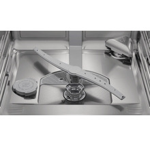 Vue intérieure d'un lave-vaisselle avec bras d'aspersion, réservoir à sel et filtre