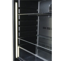 Intérieur d'un réfrigérateur à boissons avec étagères et éclairage LED