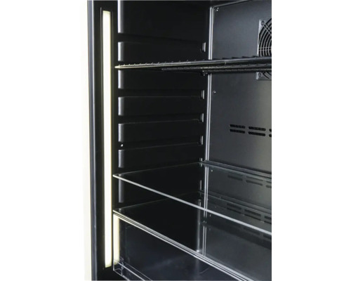 Intérieur d'un réfrigérateur à boissons avec étagères et éclairage LED