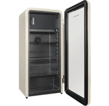 Réfrigérateur ouvert avec étagères