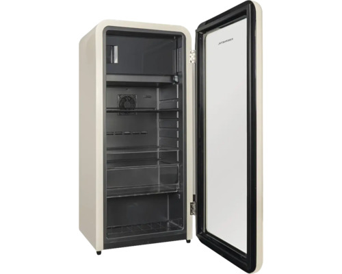 Réfrigérateur ouvert avec étagères