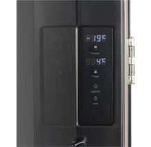 Gros plan du panneau de commande d'un réfrigérateur avec affichage numérique de la température pour le congélateur et le réfrigérateur