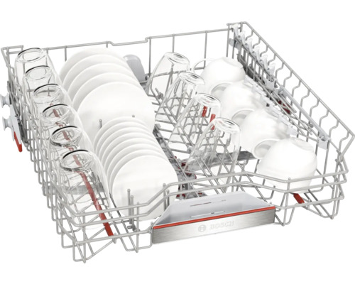 Panier de lave-vaisselle avec assiettes, verres et tasses