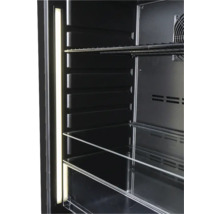 Intérieur d'un réfrigérateur à boissons avec étagères en verre et éclairage LED