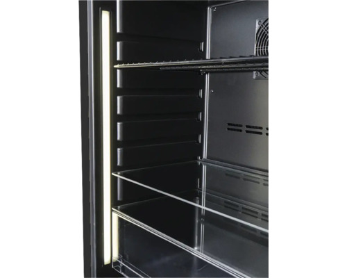 Intérieur d'un réfrigérateur à boissons avec étagères en verre et éclairage LED