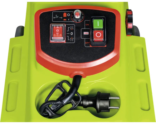 Bedienfeld eines Gartengerätes mit Schaltern und Kabelaufwicklung