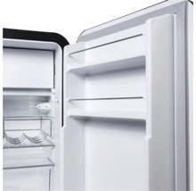 Vue intérieure d'un réfrigérateur avec étagères et range-bouteilles