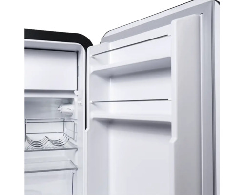 Vue intérieure d'un réfrigérateur avec étagères et range-bouteilles