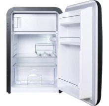 Réfrigérateur ouvert et vide avec étagères