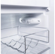 Vue intérieure d'un réfrigérateur avec thermostat et clayette à bouteilles