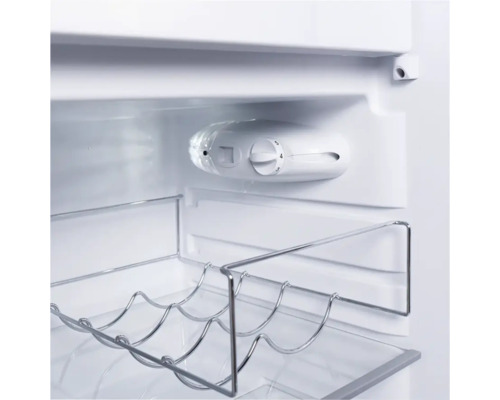 Vue intérieure d'un réfrigérateur avec thermostat et clayette à bouteilles