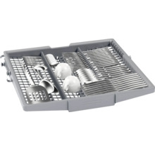 Panier à couverts pour lave-vaisselle rempli de couverts et de tasses