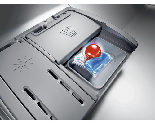 Pastille pour lave-vaisselle dans le compartiment de dosage d'un lave-vaisselle