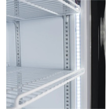 Vue intérieure d'un réfrigérateur avec étagères et éclairage LED