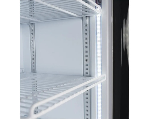 Vue intérieure d'un réfrigérateur avec étagères et éclairage LED