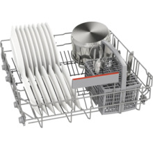 Geschirrspülerkorb beladen mit Geschirr, Kochtopf und Besteck