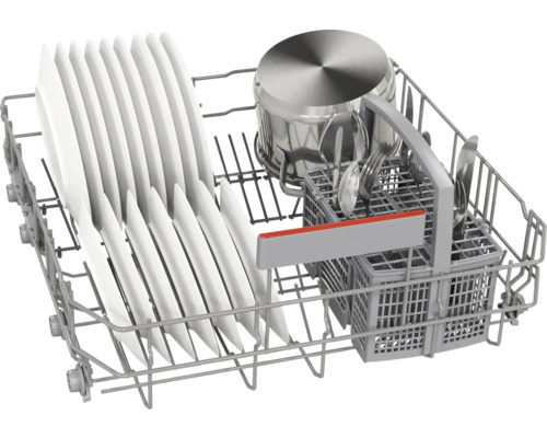 Panier supérieur de lave-vaisselle avec vaisselle et couverts