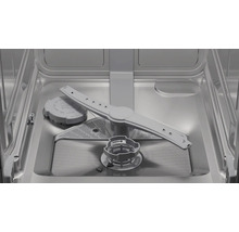 Vue intérieure d'un lave-vaisselle avec bras d'aspersion, réservoir à sel et filtre