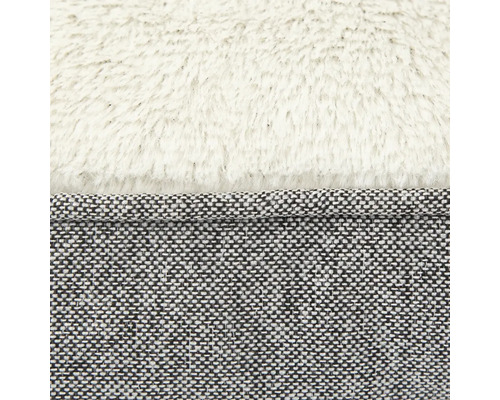 Detailansicht eines Hundebetts mit Textiloberfläche und Plüsch