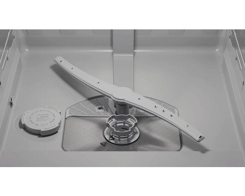 Innenraum eines Geschirrspülers mit Sprüharm, Sieb und Salzbehälter