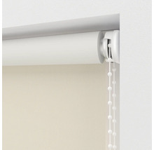 Detailansicht eines weißen Rollos mit Kettenzug zur Fensterdekoration und zum Sonnenschutz.