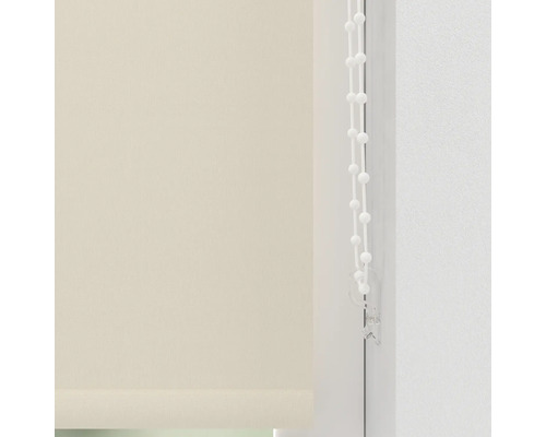 Beige Seitenzug-Rollo am Fenster mit Bedienelement