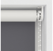 Detailansicht eines weißen Rollos mit Kettenzug am Fenster