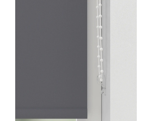 Graues Rollo mit Kettenzug am Fenster