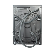 Vue arrière d'un lave-linge avec tuyaux de raccordement