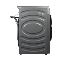 Vue arrière d'une machine à laver avec des tuyaux de raccordement