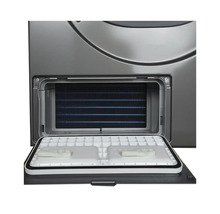 Échangeur thermique d'un sèche-linge avec trappe de maintenance ouverte.