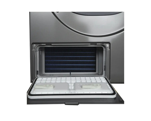 Échangeur thermique d'un sèche-linge avec trappe de maintenance ouverte.