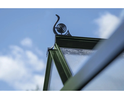 Detailansicht eines Gewächshauses mit dekorativer Dachspitze