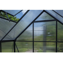 Detailansicht eines Gewächshausdachs mit Polycarbonatplatten und einem geöffneten Fenster