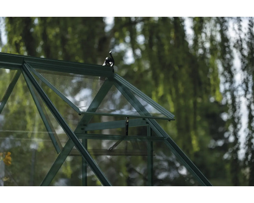 Detailansicht eines Gewächshauses mit geöffnetem Fenster zur Belüftung