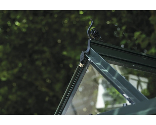 Detailansicht Gewächshaus mit Glas und Metalldach