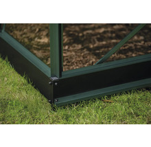 Detailansicht des Fundaments eines Gewächshauses auf einer Rasenfläche.