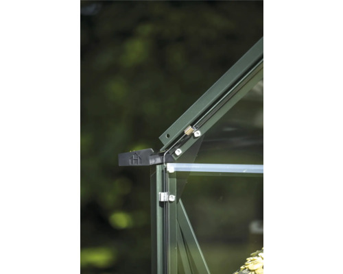 Detailansicht eines Gewächshauses mit Rahmen, Verglasung und Beschlägen