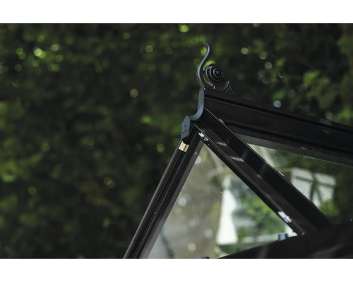 Detailansicht eines Gewächshausdachs mit dekorativem Aufsatz