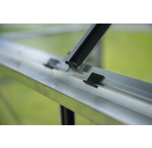 Detailaufnahme von Gewächshausbefestigungen