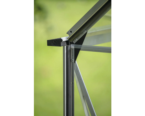 Detailansicht eines Gewächshauses mit Aluminiumrahmen und Glaseinsätzen