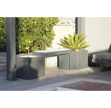 Gartenmöbel-Szene mit Bank und Pflanzenkübeln