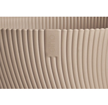 Vue détaillée d'un pot de fleurs avec une texture côtelée verticale et le logo Elho