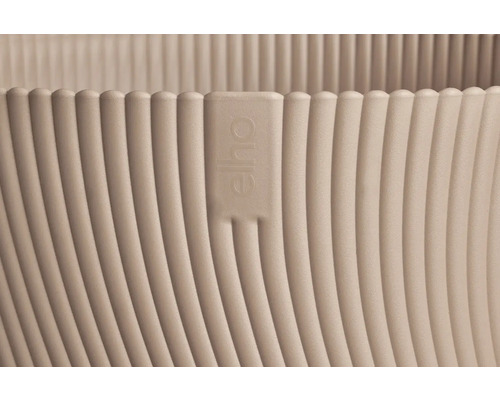 Vue détaillée d'un pot de fleurs avec une texture côtelée verticale et le logo Elho