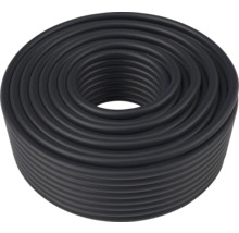 Schwarzer Bewässerungsschlauch aufgerollt